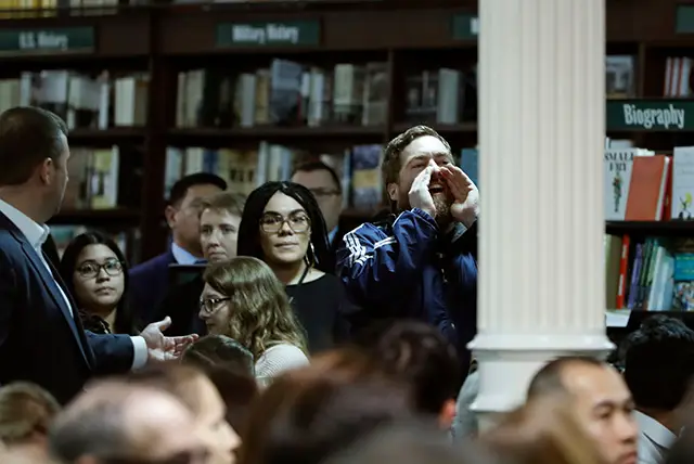 Andy Ratto heckling Howard Schultz at Barnes &amp; Noble on January 28, 2019